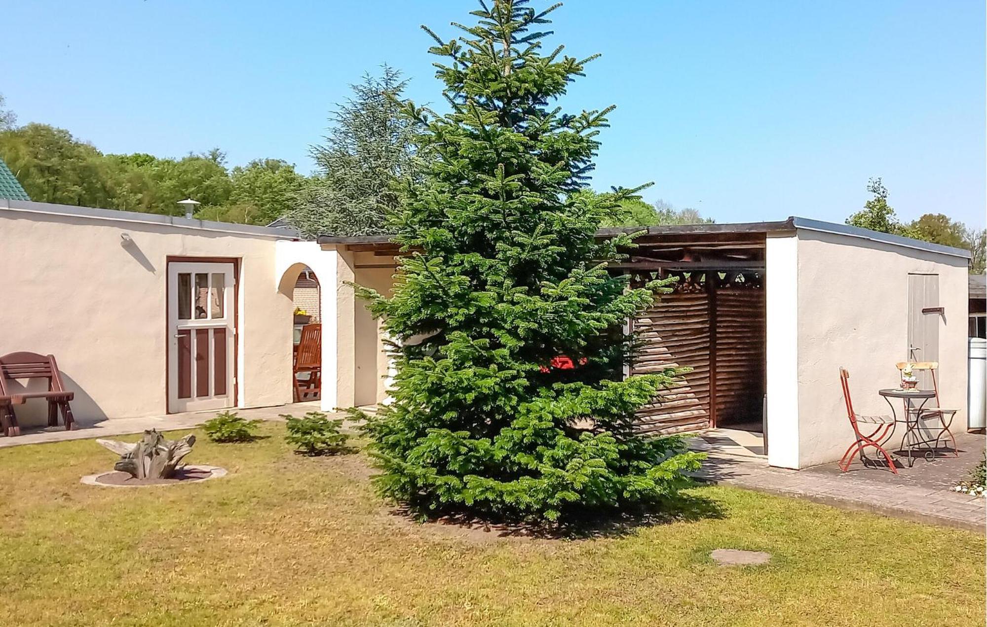 2 Bedroom Gorgeous Apartment In Luebtheen-Garlitz Екстериор снимка
